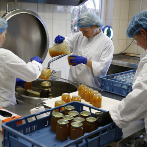 Potjes vullen met jam van Lekker Puur